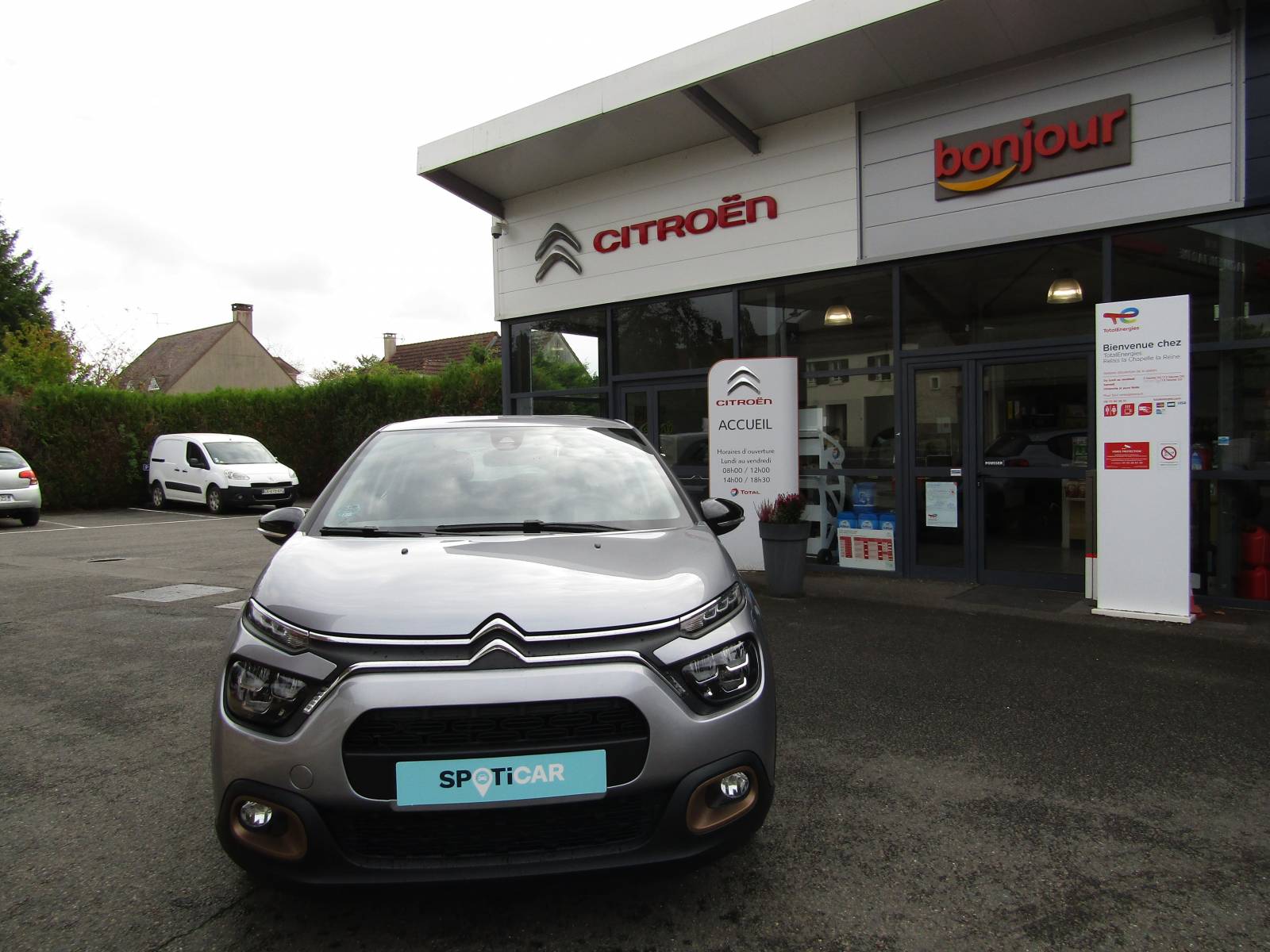 Véhicule d'occasion citadine Citroën C3 Puretech 83 cv c-séries situé proche Malesherbes