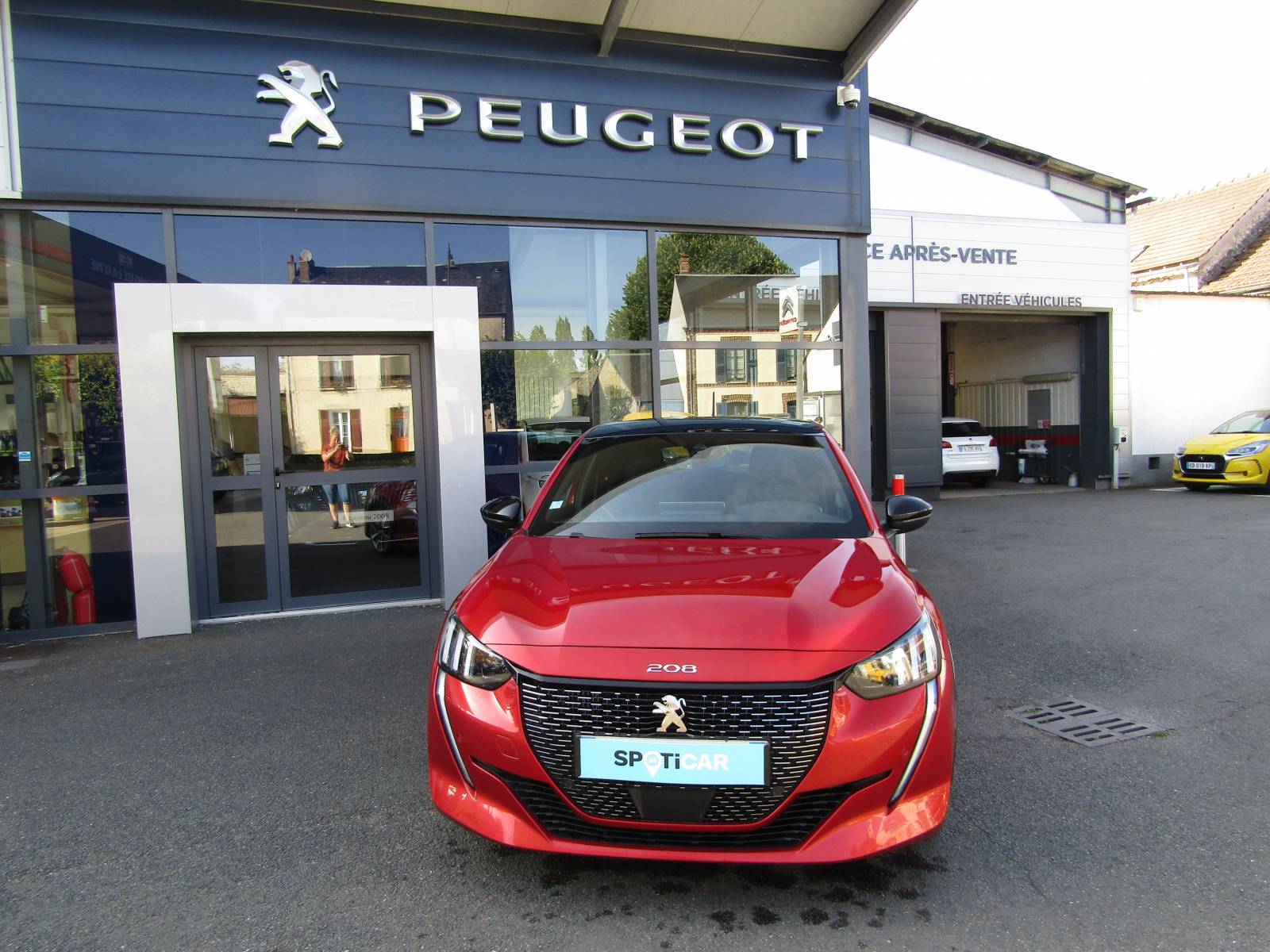 Véhicule d'occasion Peugeot 208 essence 100 cv GT Line situé à la Chapelle la Reine proche de Nemours