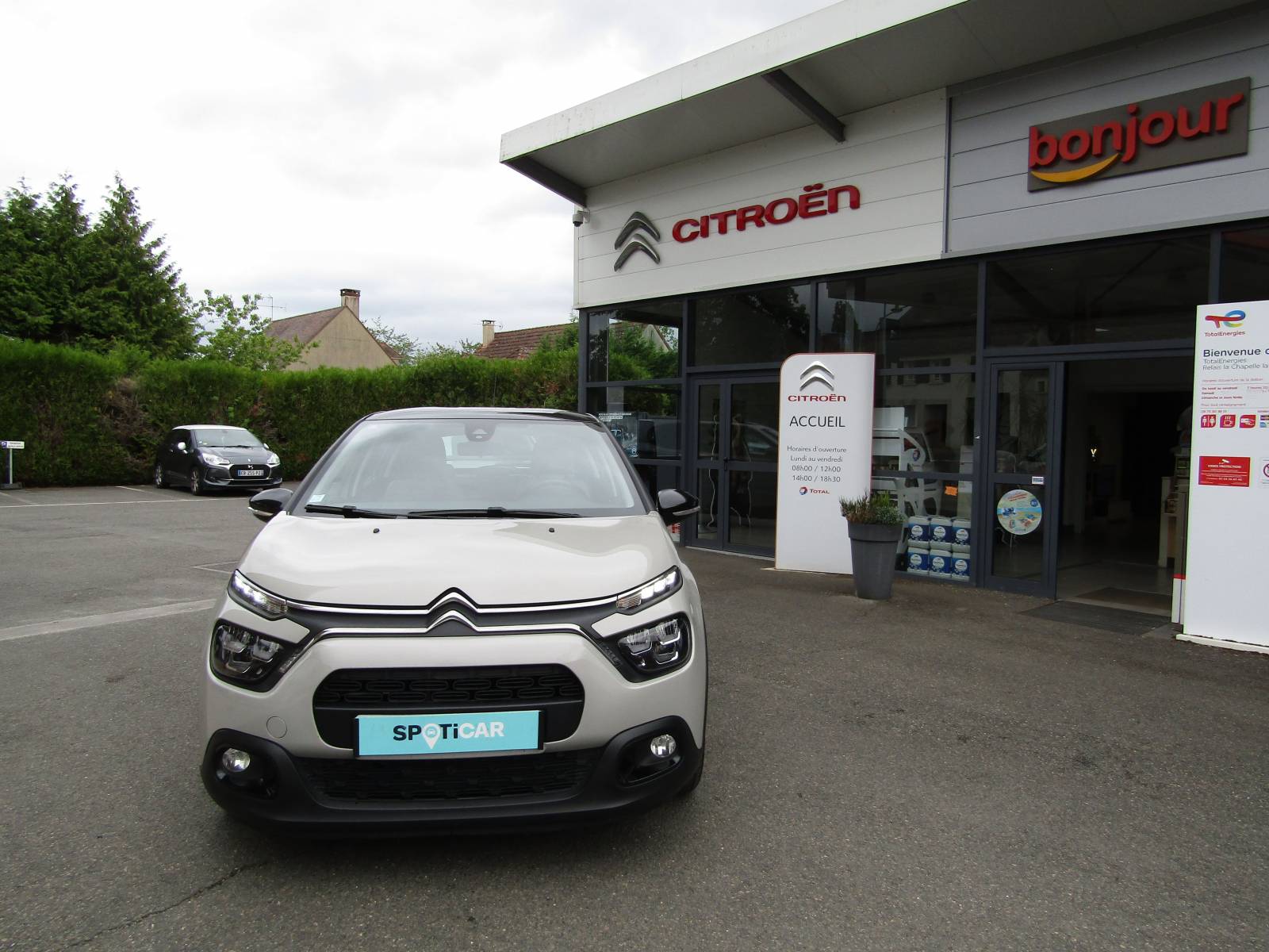 Véhicule d'occasion Citroën C3 essence 82 cv finition Feel situé proche de Fontainebleau