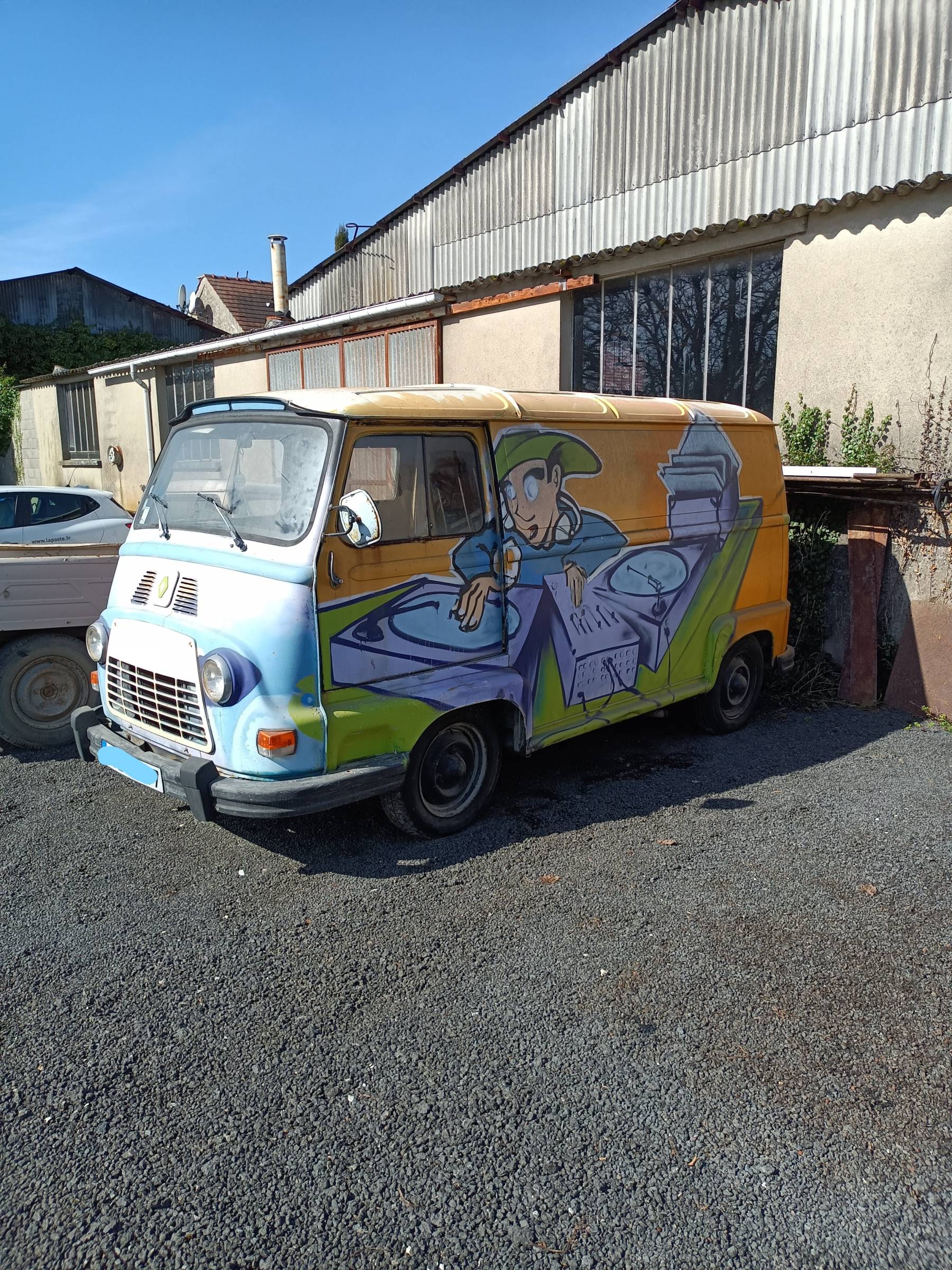 Remise en état d'une Estafette Renault proche de Puiseaux à La Chapelle la Reine