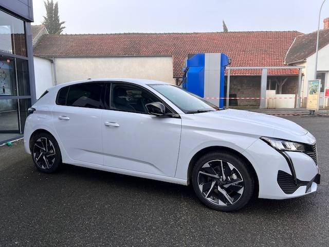Véhicule d'occasion Peugeot 308 hybrid 136 cv e-DCS6 Allure proche de Nemours