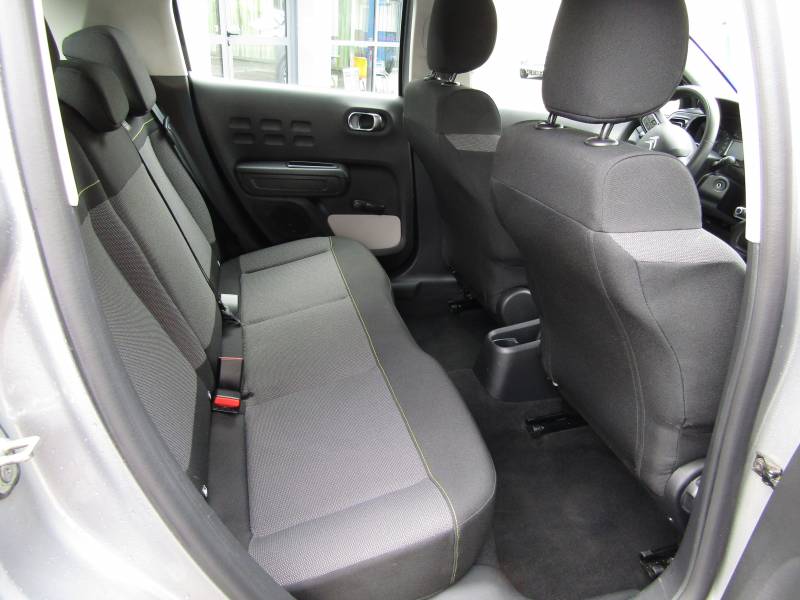 Véhicule d'occasion citadine Citroën C3 Puretech 83 cv c-séries situé proche Malesherbes